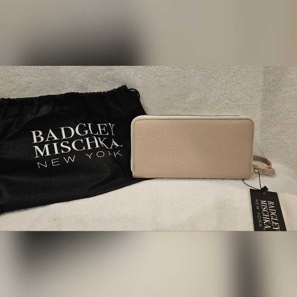 BADGLEY MISCHKA RAE WALLET WRISTLET